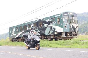 ラッピング列車と並走するライダー