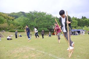 竹馬競争をする参加者