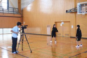 ケーブルテレビ撮影に取り組む中学生