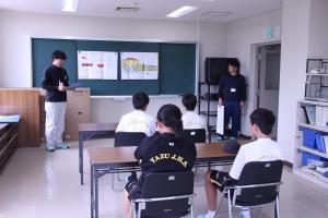 上下水道施設の説明を聞く中学生