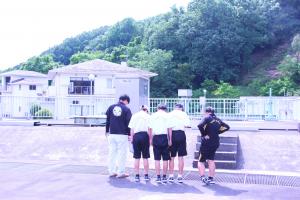 郡家浄化センターを見学をする中学生