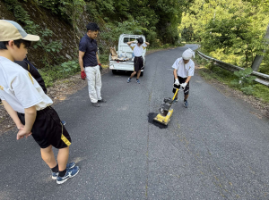 道路補修体験の様子