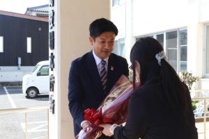 職員から花束を受け取る矢部町長