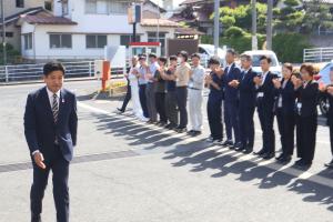 職員に出迎えられ初登庁する矢部町長