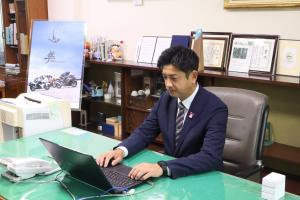 町長室で職務につかれる矢部町長