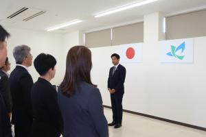 就任式でまちづくりへの思いを語る矢部町長