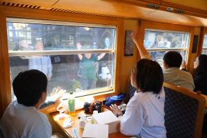 沿線住民が手を振る様子