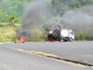 ごみ収集車が燃えている写真1