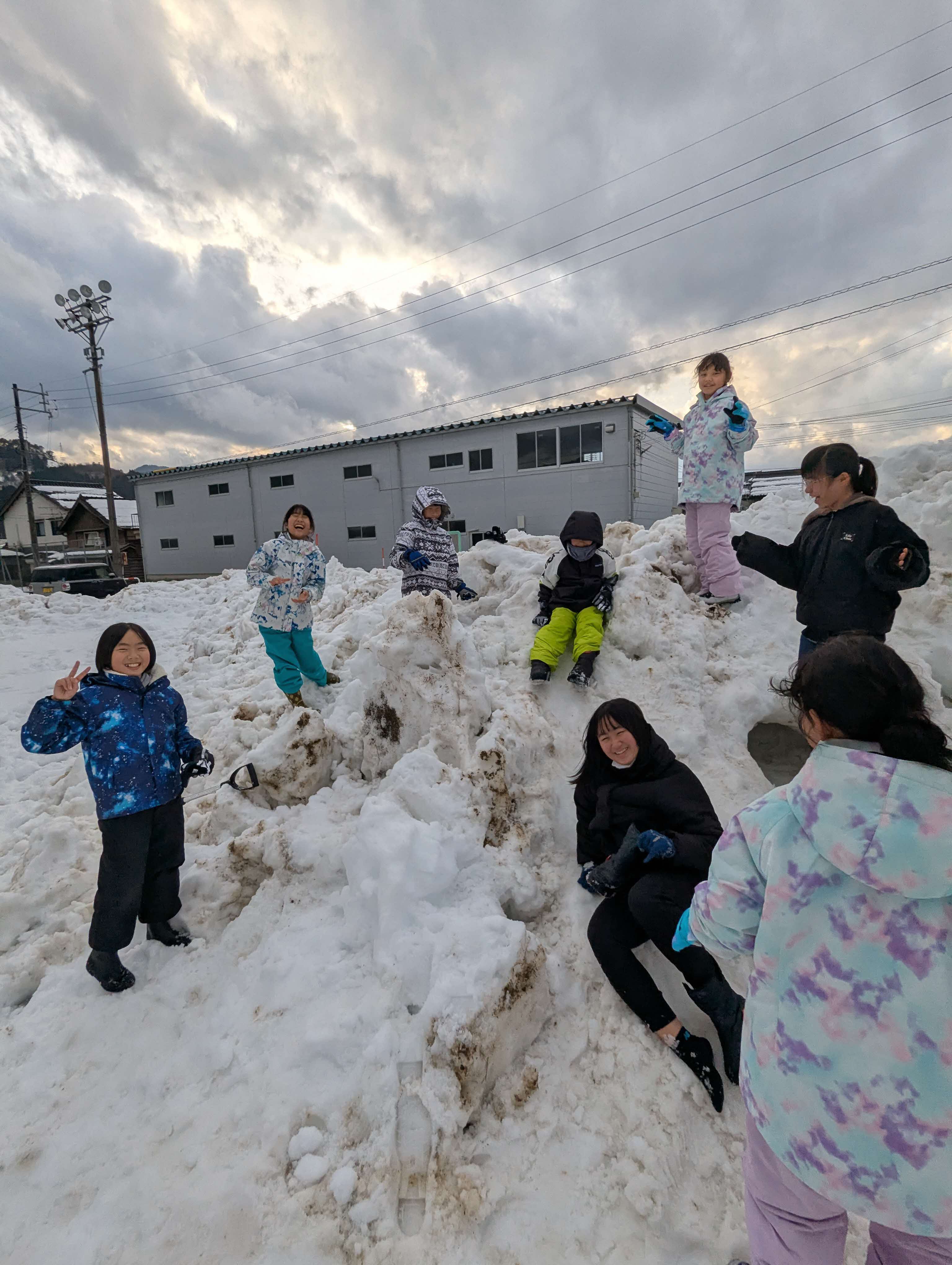 雪の上で滑って大爆笑