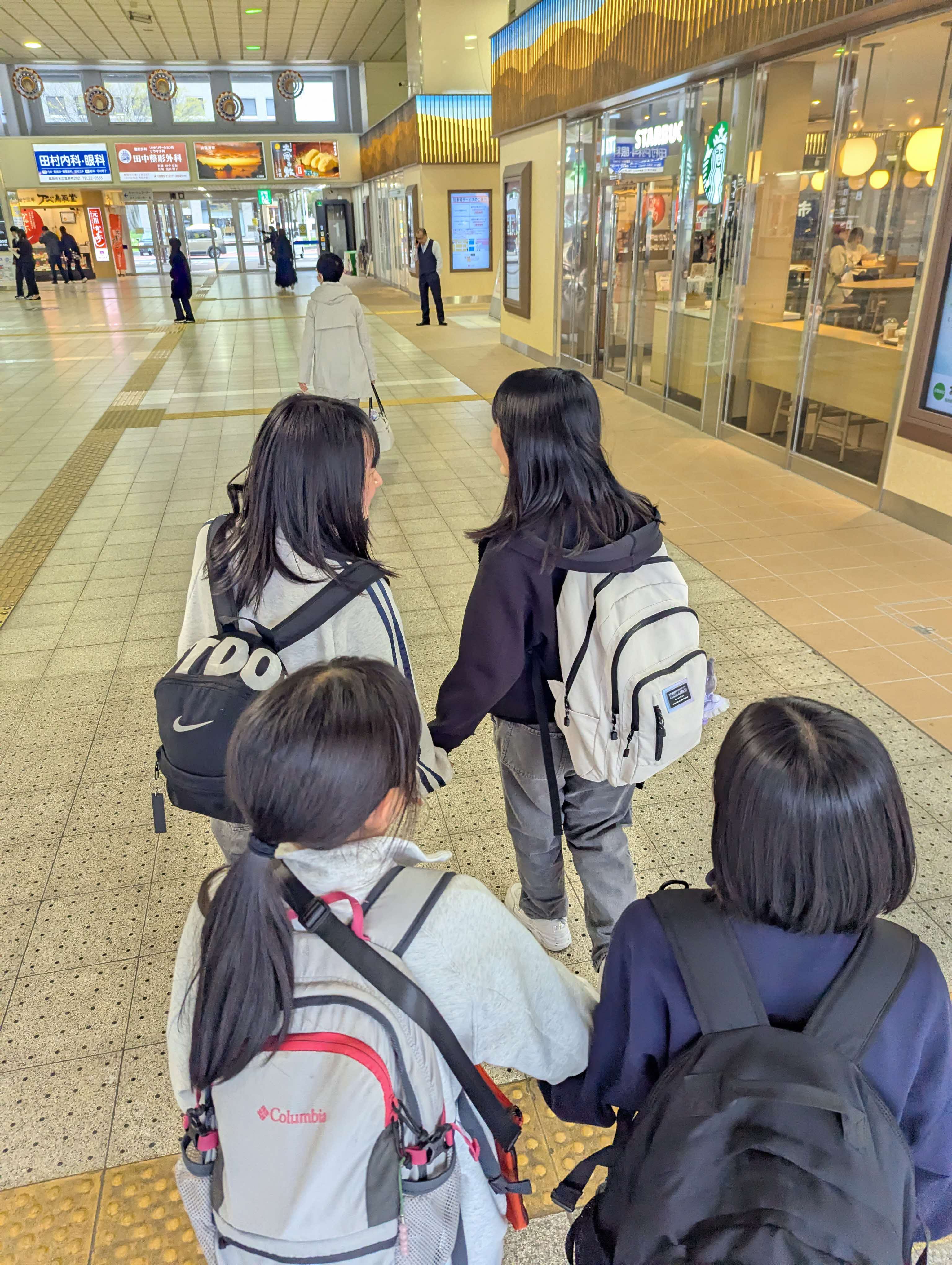 手をつないで仲良くおでかけ