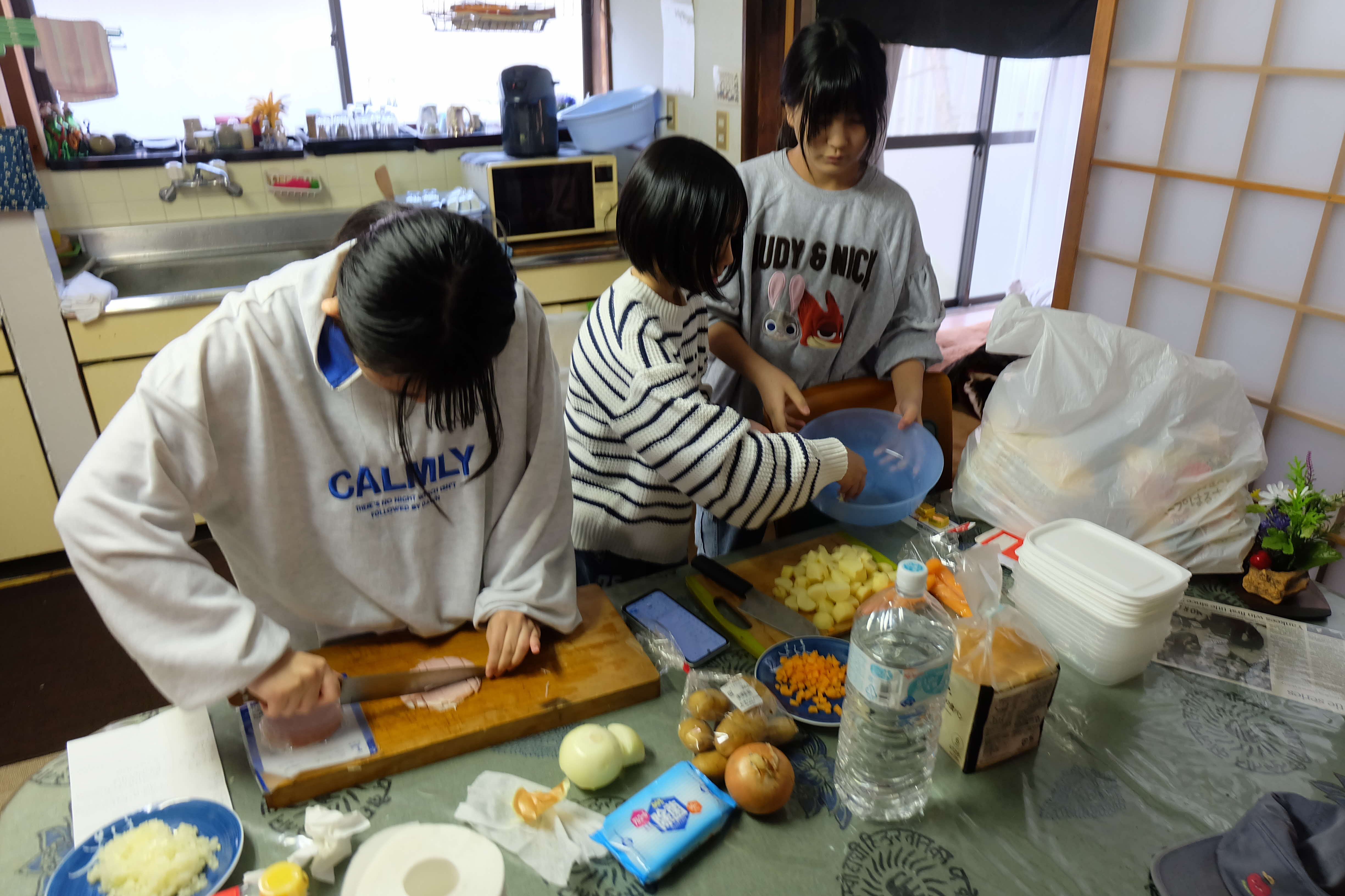 力を合わせて夕食づくり