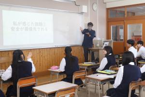 子ども・教育分野のレクチャーを受ける生徒たち
