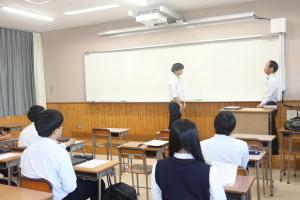 講師に感想とお礼を言う生徒