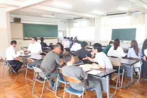 学校の先生との打ち合わせの様子