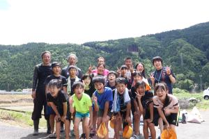 田植え後の記念写真