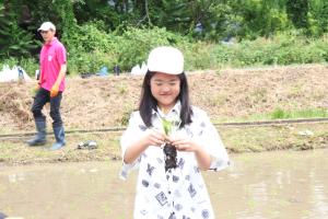 植える苗を手に持つ児童