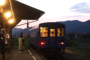 昭和号が因幡船岡駅を出発する様子