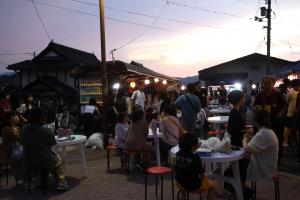 多くの人で賑わう因幡船岡駅の様子①