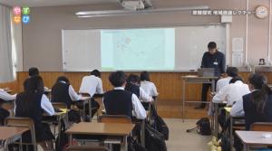 放送画面（教室で講義を受けている様子）