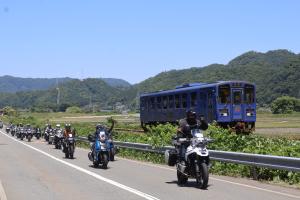若桜鉄道観光列車「昭和号」と並走するライダー