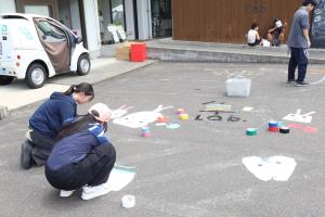 テープアートで遊ぶ来場者