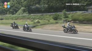 放送画面（列車に並走するバイクを車窓から撮影したシーン）