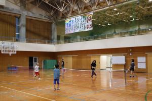 スポンジテニスを楽しむ家族