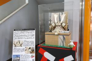 展示されている金の兜