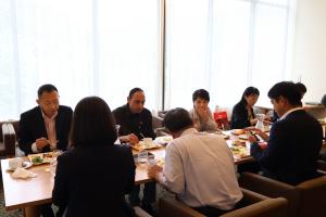 大江ノ郷ヴィレッジで昼食をとりながら歓談する参加者