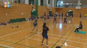 バドミントン大会の試合場面