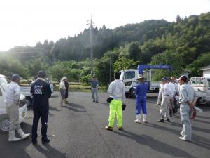 除草作業前に林業研究会メンバーが集合している様子