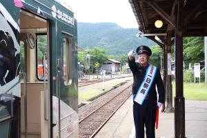 出発確認をする寺田さん