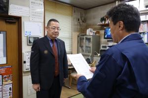 若桜鉄道の谷口部長が任命書を渡す様子