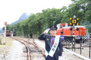 若桜駅構内で敬礼をする寺田さん