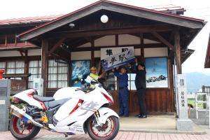 期間限定デザインの駅名板を設置する様子②