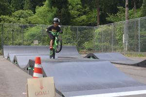 BMX体験に挑戦する子ども