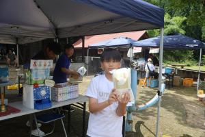姫路公園限定ガチャで当たった商品を手にする子ども