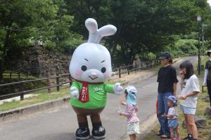 やずぴょんと交流する来場者