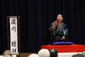 落語を披露する瀧川蛙朝さん