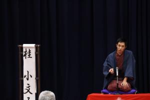 小噺を披露する桂小文吾さん