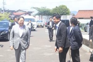 林総務大臣を笑顔で出迎える矢部町長
