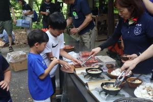 エリンギのアヒージョなどを試食する子どもたち