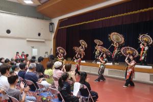 傘踊りを披露する「WAKODO」のメンバー