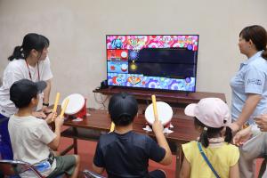 eスポーツ体験に挑戦する子どもたち