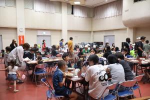 カレーを食べる来場者
