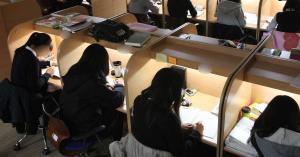 高校生が集団で勉強している写真