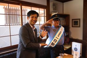 矢部町長と中田さんの記念写真