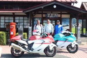 ライダーと鈴木俊宏社長の記念写真