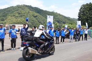 会場を後にするライダーたちを見送る様子