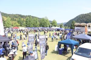 多くの人でにぎわう会場